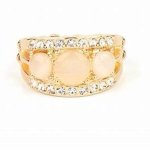 ❣️Champagne cat’s eye stone and white rhinestone ring❣️*